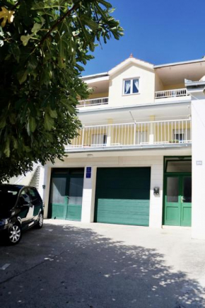 Отель Apartments with a parking space Omis - 2760  Омиш